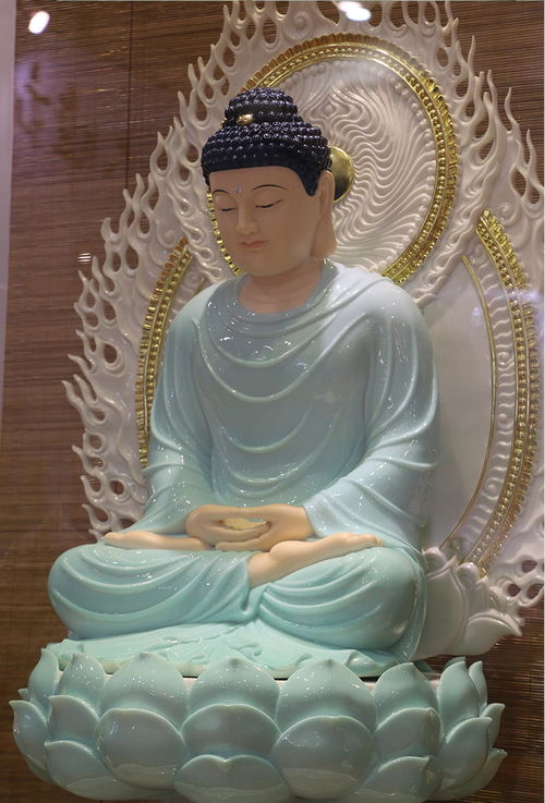 深信佛教的夫妇挟带期望在佛前抬高点，虔诚祈求能给予他们孕育新生命的祝福