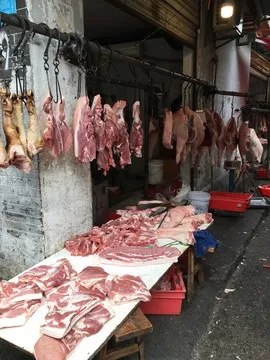 (肉铺和古董摊)在哪里才能找到两个肉摊和古董摊？