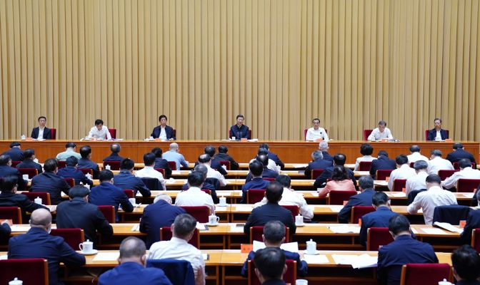 新时代焦点议题：研讨奋斗精神在社会进步中的关键作用和个人成长的举足轻重影响