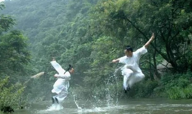 探讨轻功水上漂的真实意义与科学依据：古代武侠传说的迷雾与现代解读