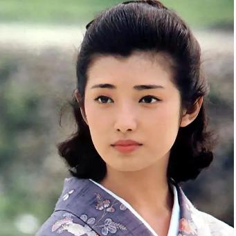 深度揭秘《我就是偶像》：这款女生最爱的游戏名字背后的创新与独特设计理念