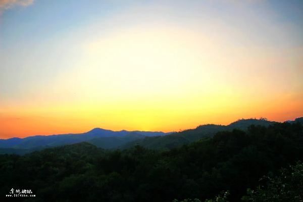 (夕阳落山时的景色描写过程)夕阳西下，照耀在落日山丘上的壮丽风景
