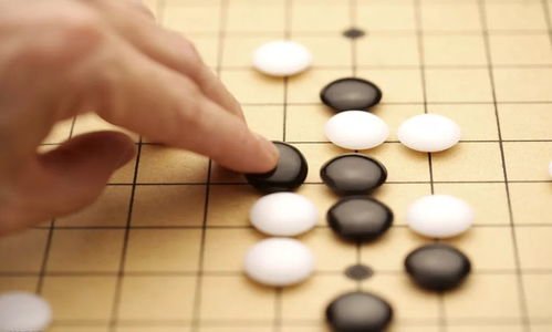 (棋盘 围棋)棋盘上见智慧：探寻围棋与人生哲理交汇的艺术之旅