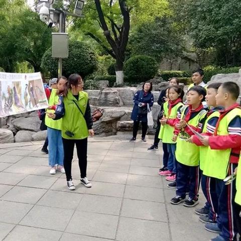 (被岩浆吞没)当地居民惊恐目睹：巨大岩浆吞噬了一名无辜行人