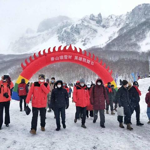 (醒时作品集)醒时春山暗示：生活中的每个瞬间都蕴藏着美好的可能性