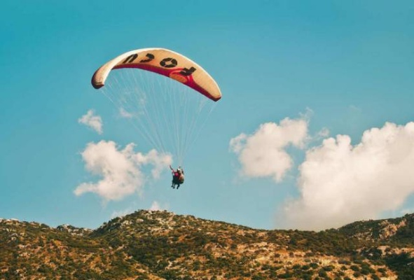 穿越云层的天空滑行者：展翅高飞，飘逸自如，俯瞰万物，感受风的愈合