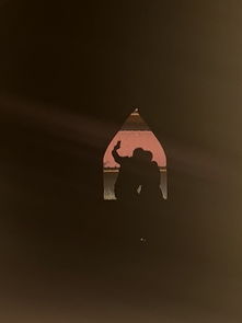 独自踏上未知之路：孤独的冒险家在寻找自我意义的旅程中追逐梦想