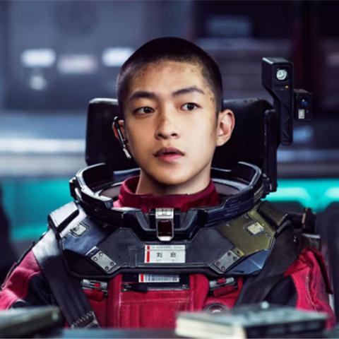 无尽引力星际少女韩服：以新颖科幻视角细腻描绘青春,引领穿搭潮流的视觉盛宴