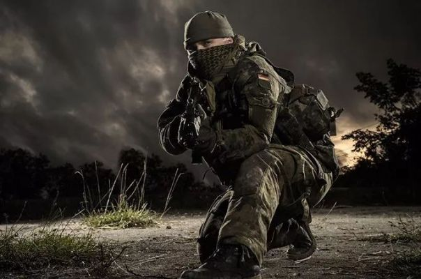 (无畏士兵)无畏武士手持刚刀踏关路:征战危机四伏世界 (无畏士兵)无畏武士手持刚刀踏关路:征战危机四伏世界