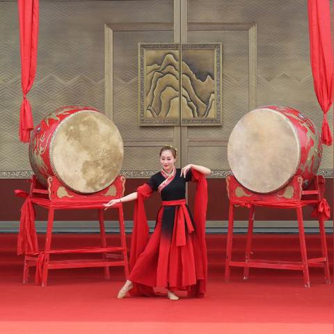 (形容女人倾国倾城成语)这个女人风华一般，倾国倾城，无与伦比