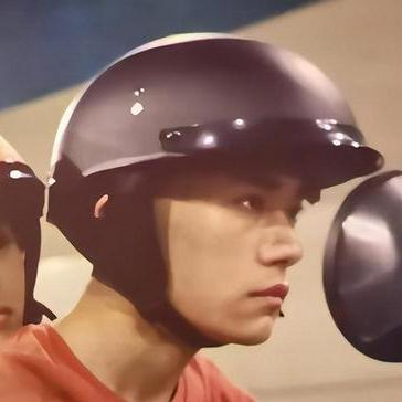 (每个人都有心中的英雄)每个人心中的大家的英雄：慈爱、坚强、无私。