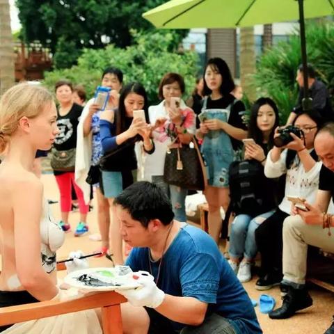 (颜料画彩色)用颜料将全身彩绘:一场自我表达的饕餮盛宴 (颜料画彩色)用颜料将全身彩绘:一场自我表达的饕餮盛宴