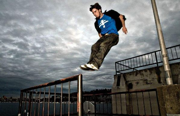 令人惊叹的儿童跑酷照片：勇者般的小英雄在城市中展现出色风采