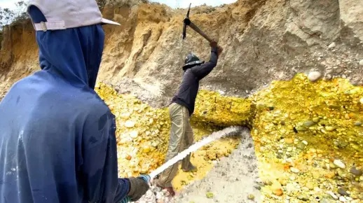 矿工挖挖挖：勤奋的矿工在深山挖矿，铁锹不停地砸击着坚硬的矿石