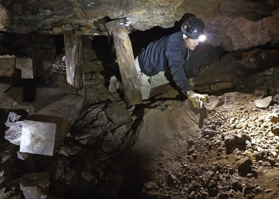 矿工挖挖挖:勤奋的矿工在深山挖矿,铁锹不停地砸击着坚硬的矿石 矿工挖挖挖:勤奋的矿工在深山挖矿,铁锹不停地砸击着坚硬的矿石