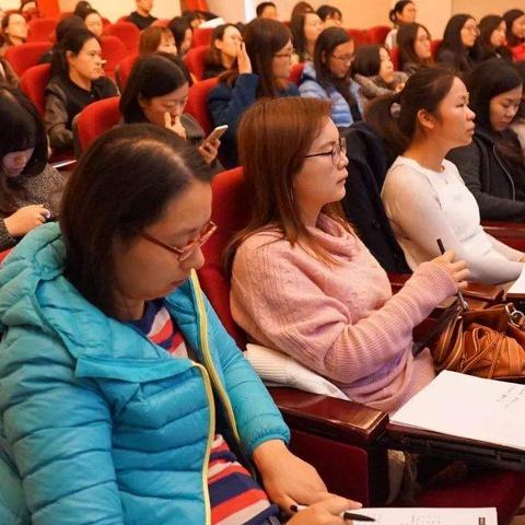 (中华儿女同心协力抗疫的作文)烽火再起，中华儿女共抗疫情，共建中国梦。