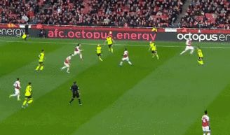 王牌足球7号9号：探索足球运动中不可或缺的中锋和边锋的关键角色与战略价值