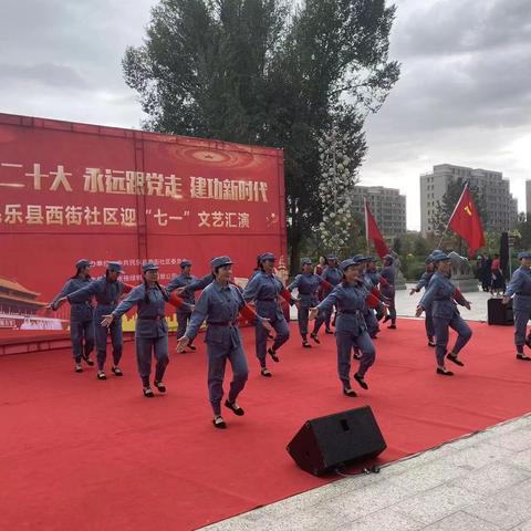 (朝霞晨露)朝霞映照，乘坐晨曦列车免费畅游风景。