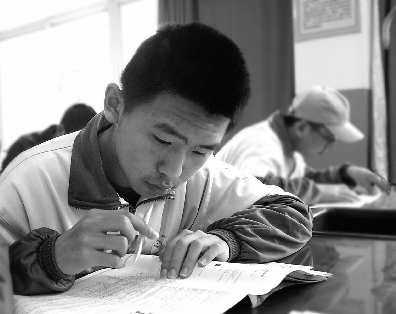(“全民学霸”)全民学霸重点培养4人,共同努力提高学习水平和成就大计。