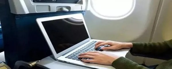 (笔记本平板能不能带上飞机)笔记本平板电脑能带上飞机吗？航空公司规定与注意事项详解